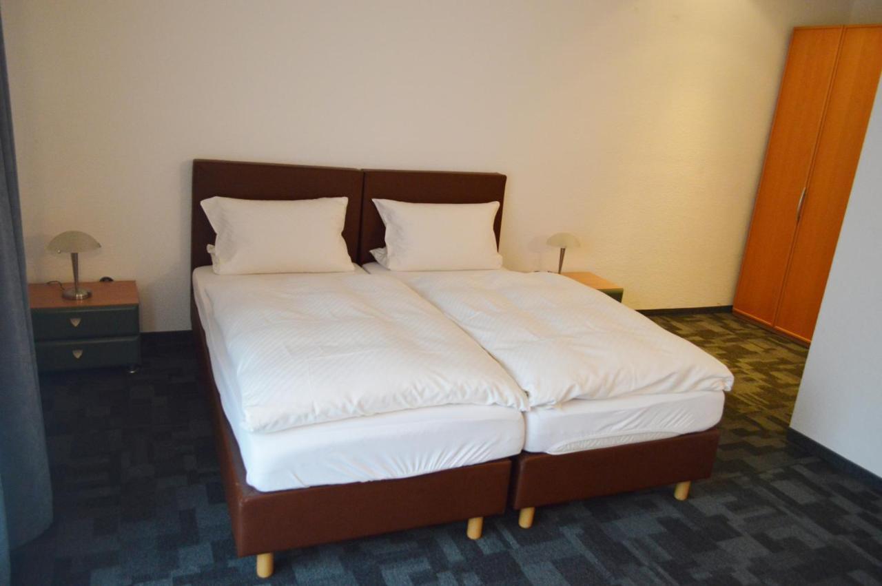 Hotel B8 Voerde Bagian luar foto