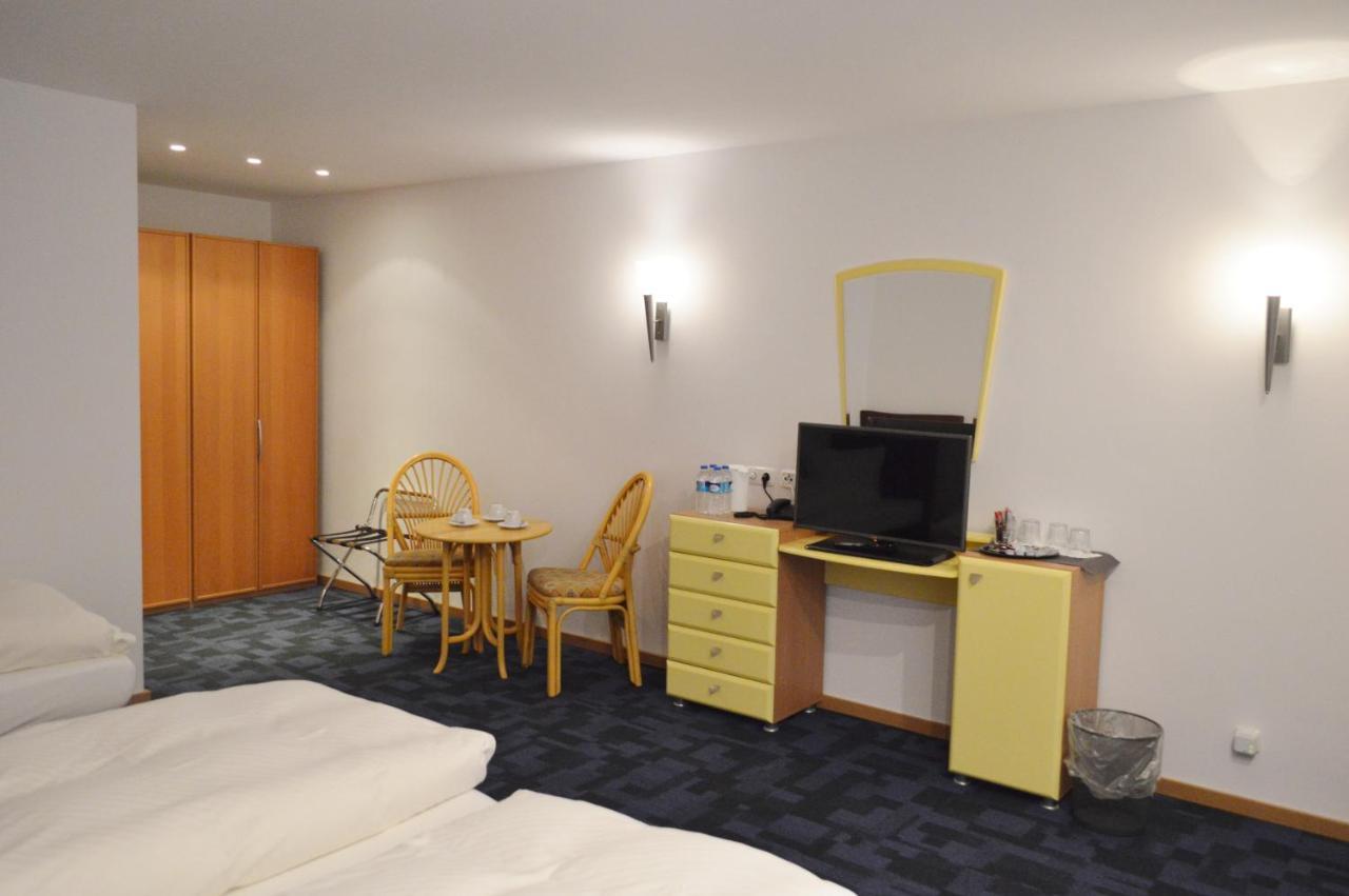 Hotel B8 Voerde Bagian luar foto