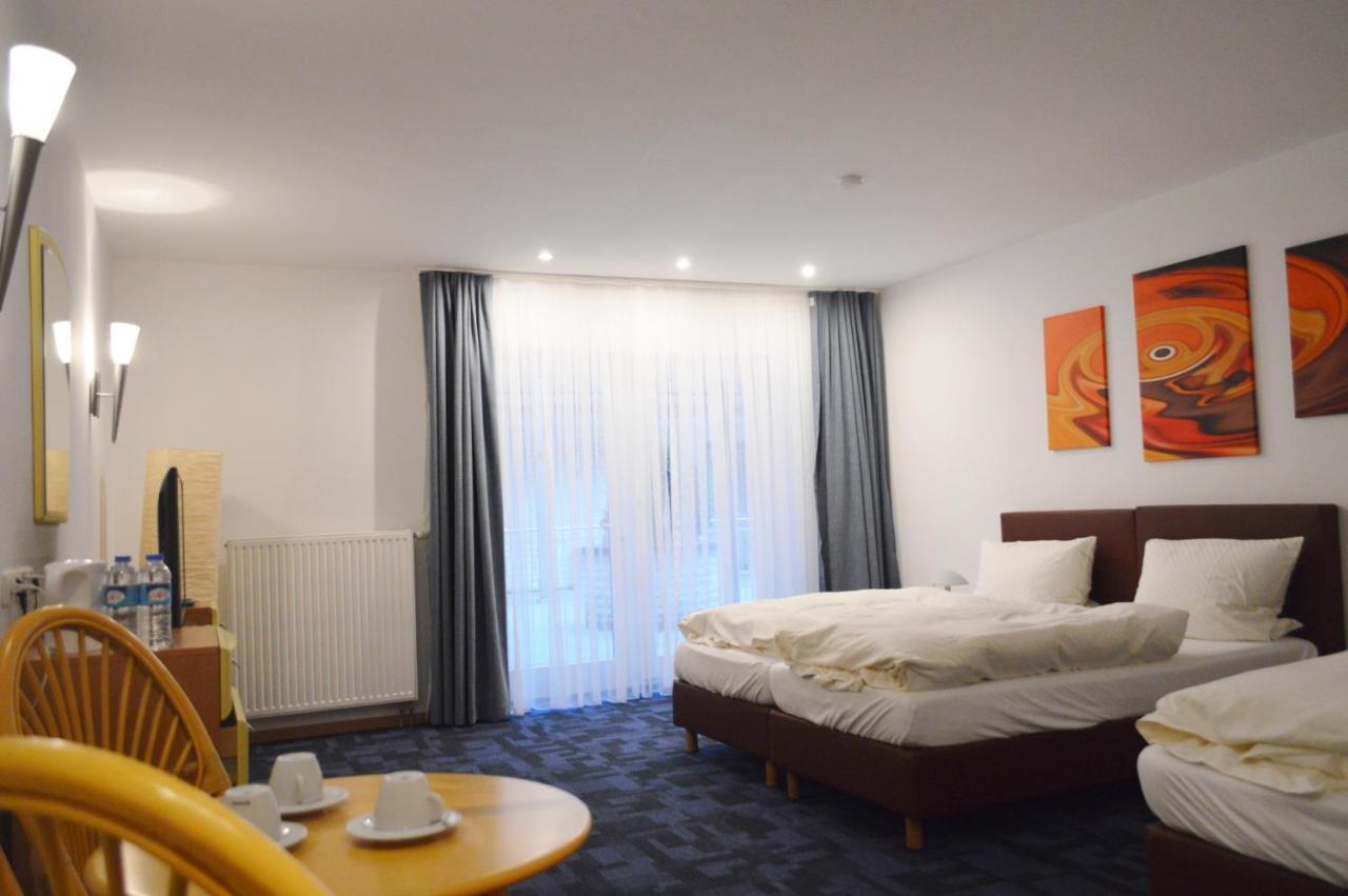 Hotel B8 Voerde Bagian luar foto